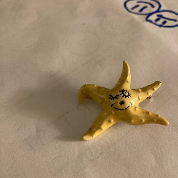 Yellow winking Starfish pin - Picture 4 of 5